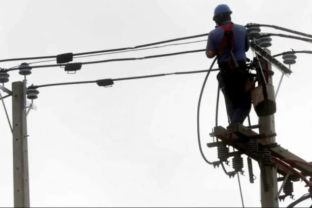 Nueve comunas de la región Metropolitana sufrirán corte de luz este fin de semana