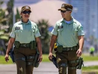 ¿Cuánto gana un carabinero recién egresado? Conoce los sueldos según su grado en la institución