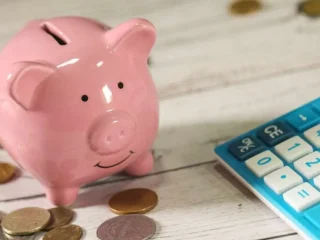 ¿Eres adulto mayor y tienes propiedades? Así es cómo puedes acceder a la rebaja en las contribuciones