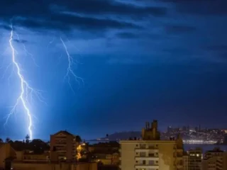 Meteorología emite aviso por tormentas eléctricas para 8 regiones: Podrían llegar a la RM este sábado