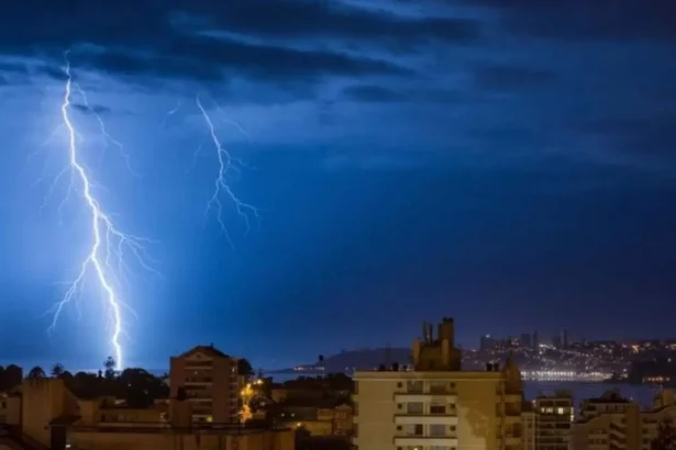 Meteorología emite aviso por tormentas eléctricas para 8 regiones: Podrían llegar a la RM este sábado