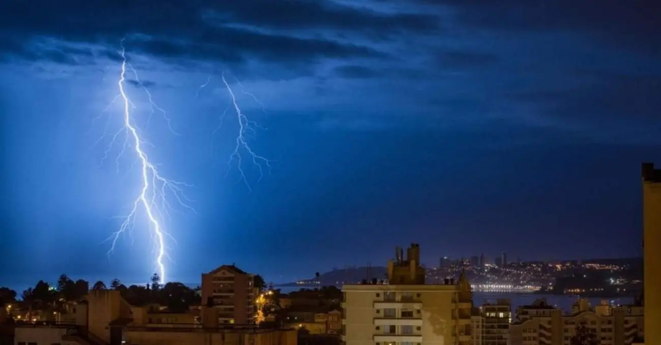 Meteorología emite aviso por tormentas eléctricas para 8 regiones: Podrían llegar a la RM este sábado