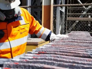 Anglo American busca trabajadores: publican vacantes en Santiago y Valparaíso hasta noviembre