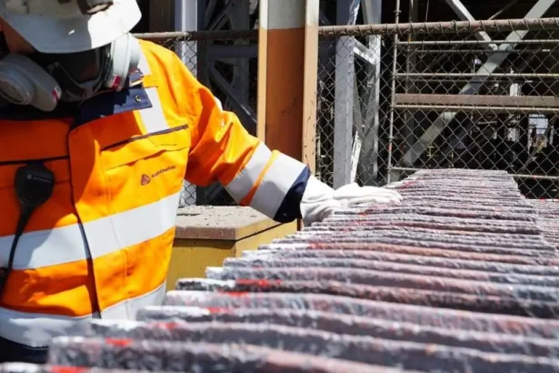 Anglo American busca trabajadores: publican vacantes en Santiago y Valparaíso hasta noviembre