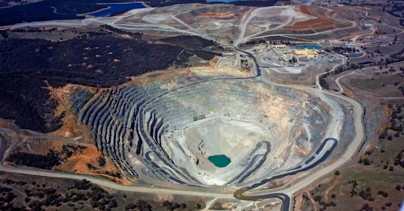 Alerta por proyectos mineros: permisos sectoriales tardan hasta 53 meses por "excesiva burocracia" Alerta por proyectos mineros: permisos sectoriales tardan hasta 53 meses por "excesiva burocracia"