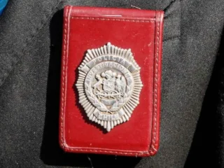 ¿Cuánto gana un detective recién egresado en la PDI? Revisa los sueldos según el grado jerárquico