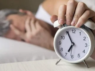 Cambio de hora en Chile: 5 claves de expertos para que tu cuerpo no pague las consecuencias