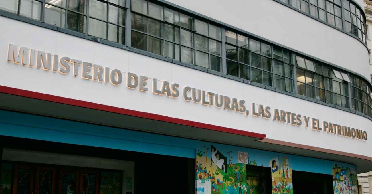 Hay sueldos de hasta $3,2 millones: ¿Cómo postular para trabajar en el Ministerio de las Culturas?