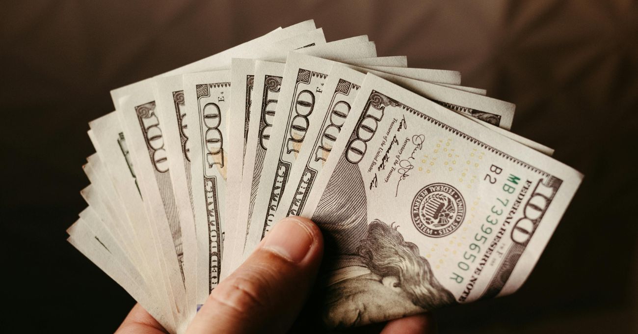 Dólar en Chile repunta y cierra en $972 en medio de expectativa por reporte laboral de EE.UU.