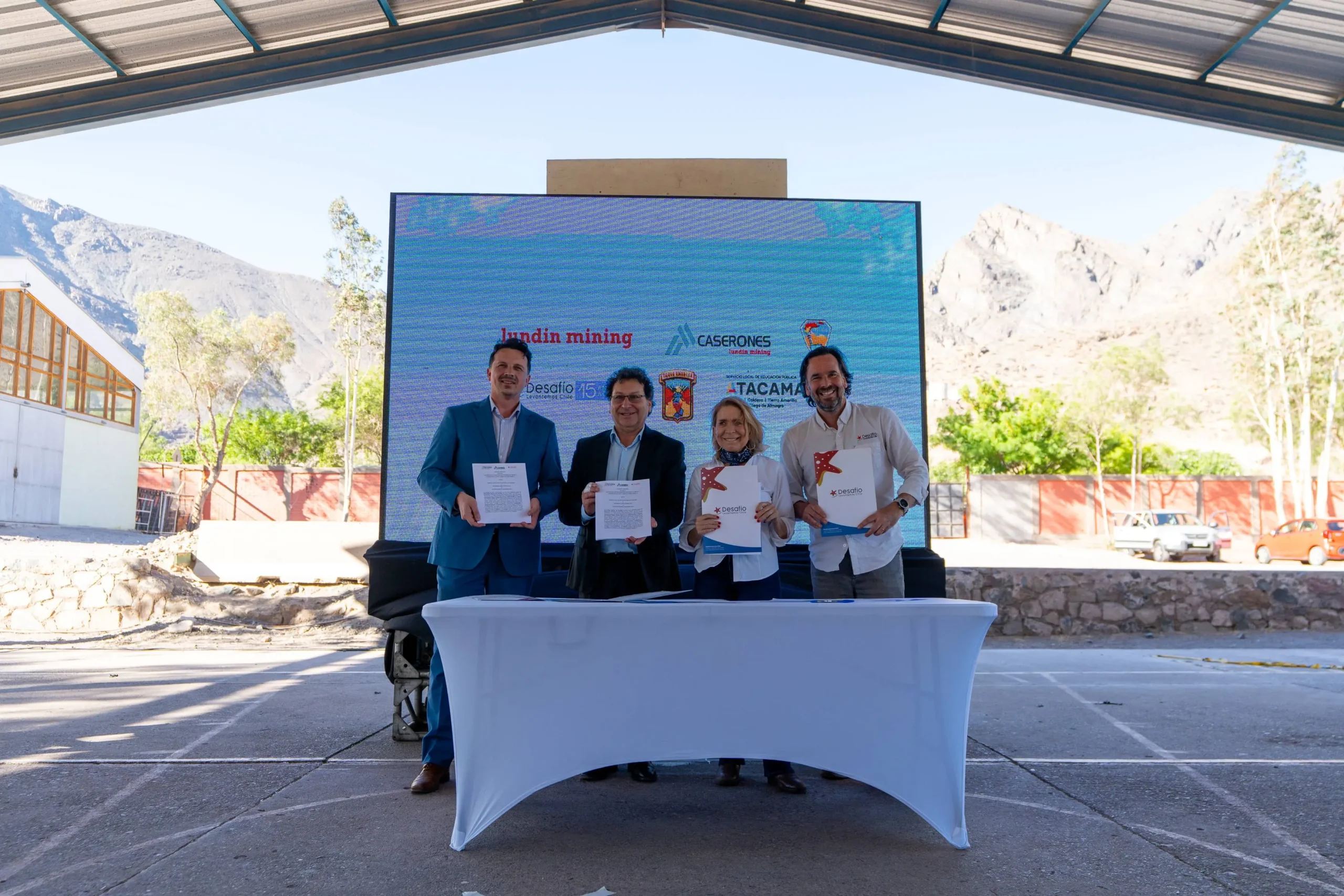 Lundin Mining, SLEP Atacama y Desafío Levantemos Chile firman alianza para construir escuela transitoria en Los Loros