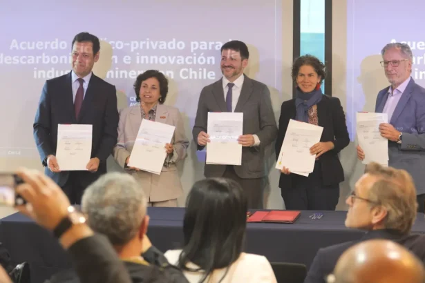 Gobierno y sector privado suscriben acuerdo parala descarbonización de la minería en Chile