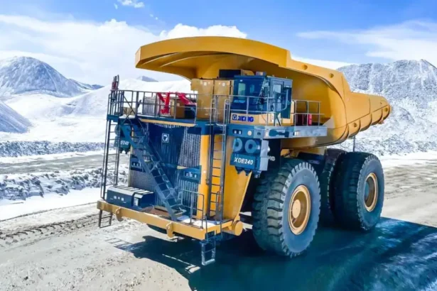 Enormes camiones eléctricos de 240 toneladas de China, exhiben baterías que pueden rivalizar con el diésel en la minería pesada