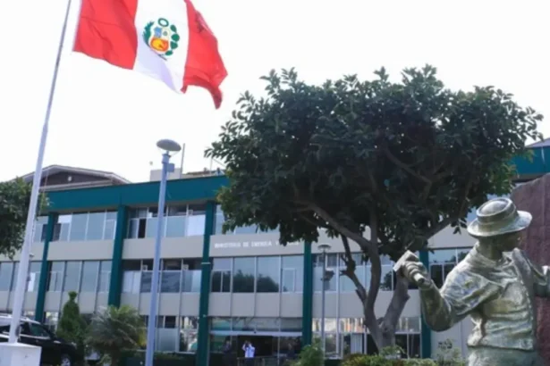 Perú: Nueve ministros en cuatro años: la inestabilidad del Ministerio de Energía y Minas frena la agenda del sector