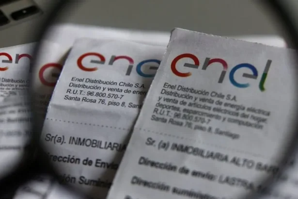 Error en cálculo de tarifas eléctricas: Enel Chile ajustará facturas del 2026.
