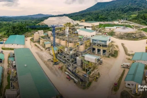 Ecuador busca modelo minero moderno como Chile y Canadá para atraer inversiones.