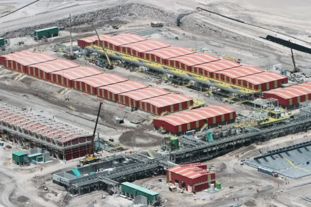 Dos sindicatos de Antofagasta Minerals aprueban huelga tras rechazar últimas ofertas de la compañía