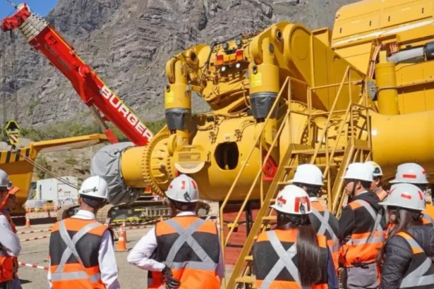 Estudiantes conocieron el proceso de armado de Camiones de Extracción en Codelco Andina