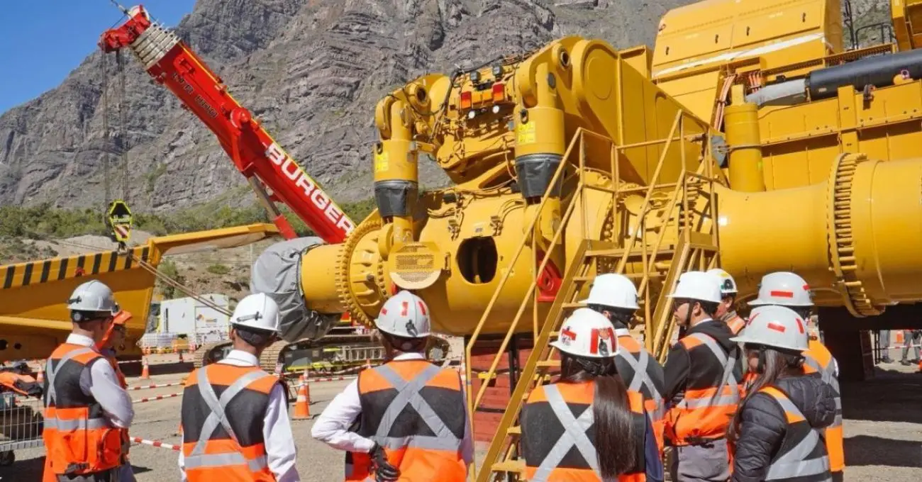 Estudiantes conocieron el proceso de armado de Camiones de Extracción en Codelco Andina
