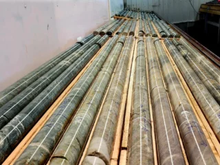 Emperor Metals moviliza un equipo de perforación para avanzar en la exploración de Duquesne West