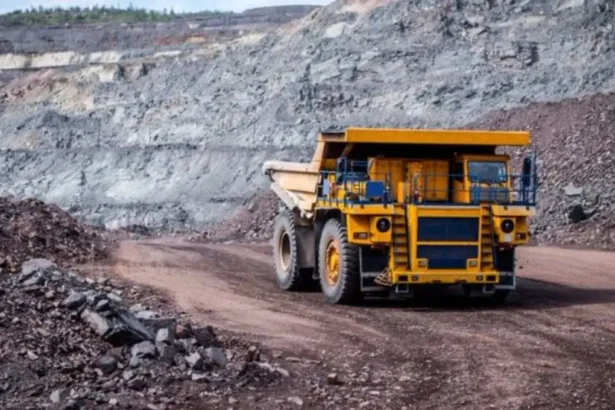 Inversión en proyectos de cobre: Impacto económico y fiscal en Perú.