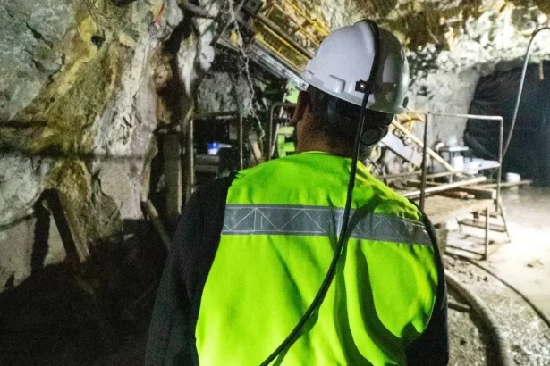 Estas son las 10 carreras más caras en Chile (y las becas a las que puedes postular para costearlas)