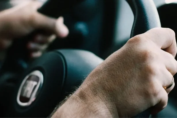 Abren inscripciones para cursos de conducción gratuitos del Sence: Así puedes postular