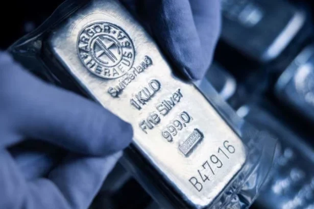 Alza récord de la plata impulsa tensiones en sectores tecnológicos y energéticos