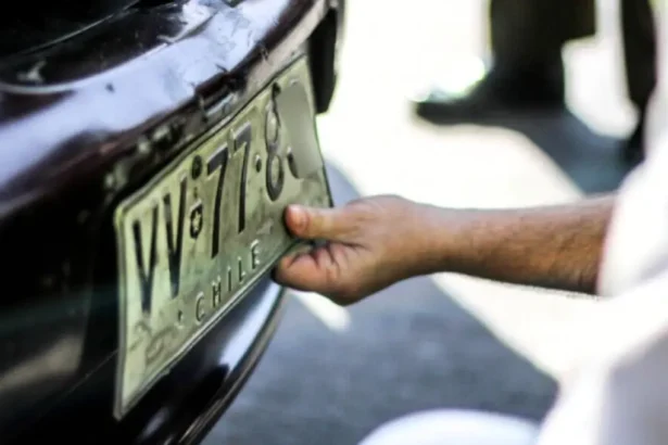 Cinco letras y un número: revisa aquí cómo serán las nuevas patentes para vehículos en Chile