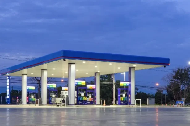Sube la bencina este jueves: Revisa los descuentos en combustible y cómo ahorrar hasta $300 por litro