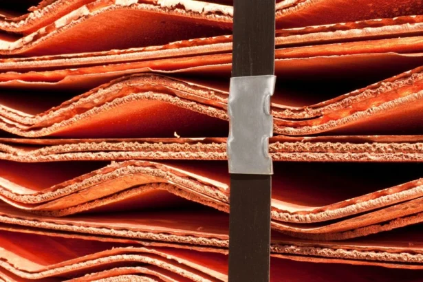 Cobre retrocede tras máximos históricos ante cautela por acuerdo comercial entre EE.UU. y China