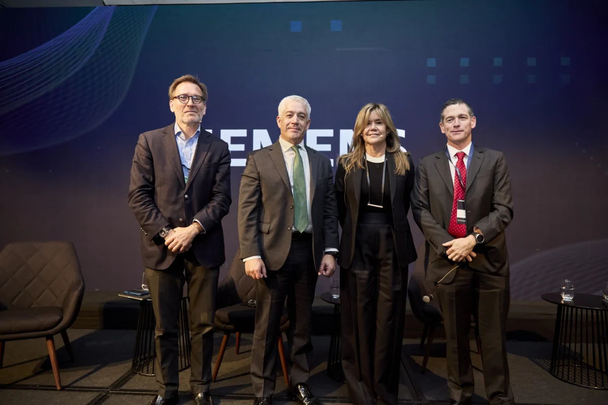 Siemens reúne a líderes globales y nacionales para proyectar el nuevo ciclo de transformación energética y minera desde Chile Siemens reúne a líderes globales y nacionales para proyectar el nuevo ciclo de transformación energética y minera desde Chile