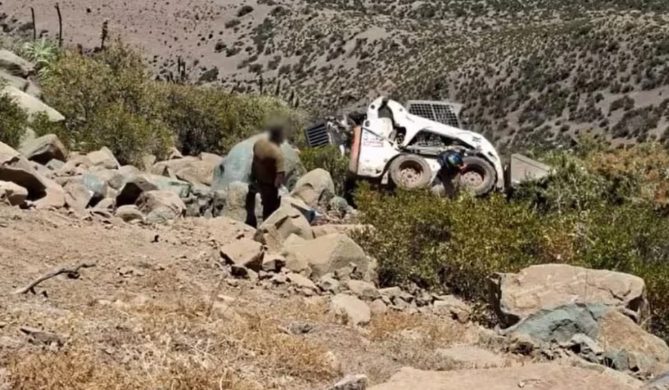 Minero muere tras desbarrancar por quebrada en medio de labores con maquinaria pesada en Petorca