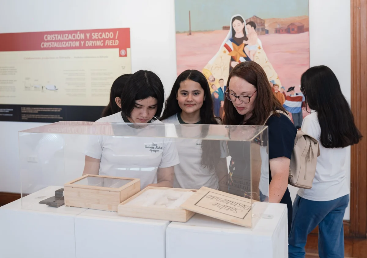 Propuesta artística sobre el pasado salitrero en sus últimos días de exhibición en Sala de Arte Casa Collahuasi