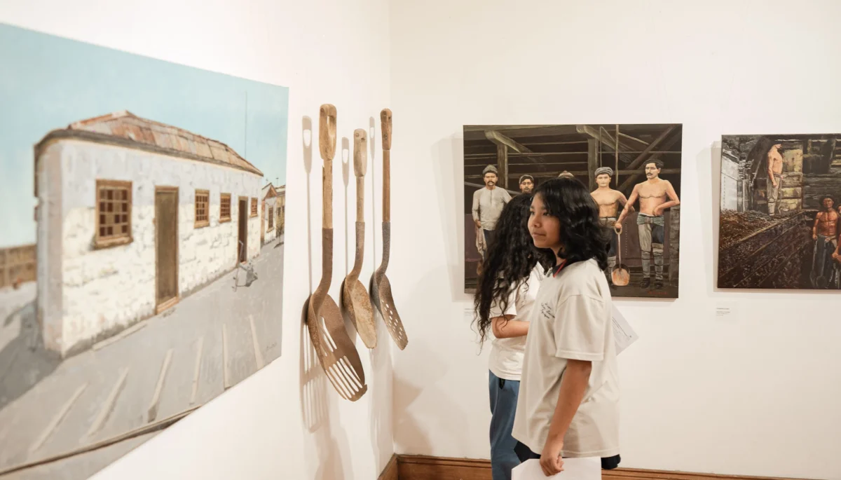 Propuesta artística sobre el pasado salitrero en sus últimos días de exhibición en Sala de Arte Casa Collahuasi