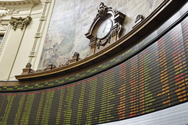 Bolsa chilena alcanza niveles récord impulsada por expectativas económicas y políticas clave