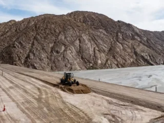 SCM Carola recibe el Sello HuellaChile por su gestión ambiental y refuerza su compromiso con la sostenibilidad en Atacama