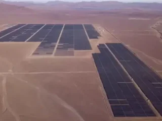 Firma española construirá en Chile uno de los mayores proyectos de baterías solares