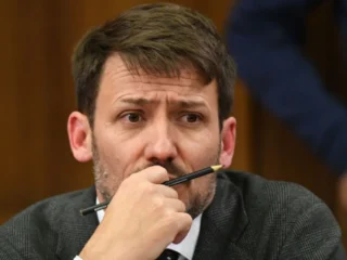 Comisión revisora retoma discusión de la acusación contra Pardow con su primera comparecencia presencial