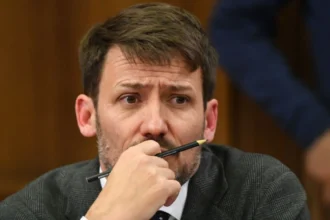 Comisión revisora retoma discusión de la acusación contra Pardow con su primera comparecencia presencial