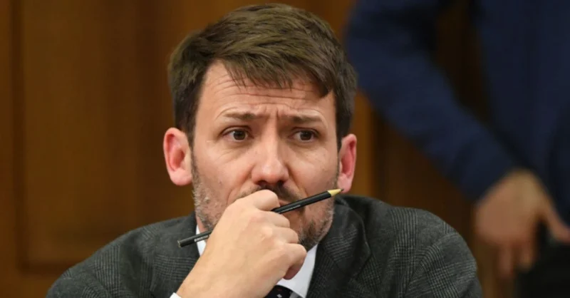 Comisión revisora retoma discusión de la acusación contra Pardow con su primera comparecencia presencial