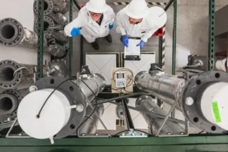 Startup estadounidense de biominería capta US$13,5 millones para escalar tecnología basada en IA y microbios