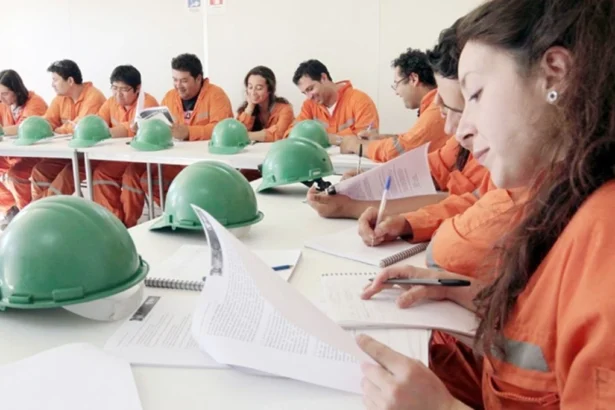 Minería chilena impulsa educación e innovación para un futuro más sostenible y equitativo