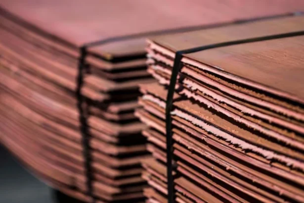 Cobre sigue a la baja por dólar fuerte y caída en mercados globales