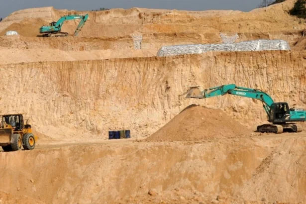 China suspende restricciones a exportaciones de tierras raras y materiales clave