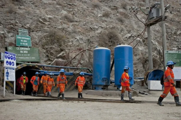 Guía OCDE impulsa sostenibilidad y formalización en la minería aurífera de Perú