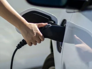 Chile lidera en vehículos eléctricos: récord en ventas y desafío energético 2025