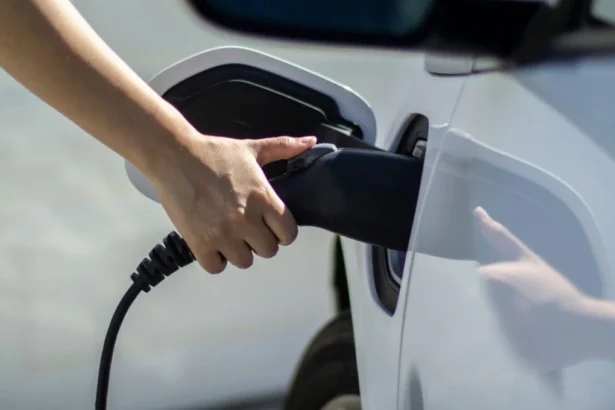 Chile lidera en vehículos eléctricos: récord en ventas y desafío energético 2025