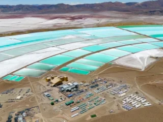 Precio del litio sube 9% en China por alta demanda y desafíos mineros