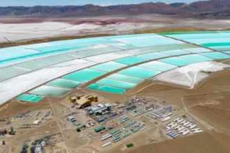 Precio del litio sube 9% en China por alta demanda y desafíos mineros