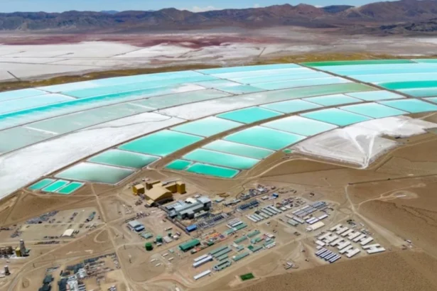 Precio del litio sube 9% en China por alta demanda y desafíos mineros